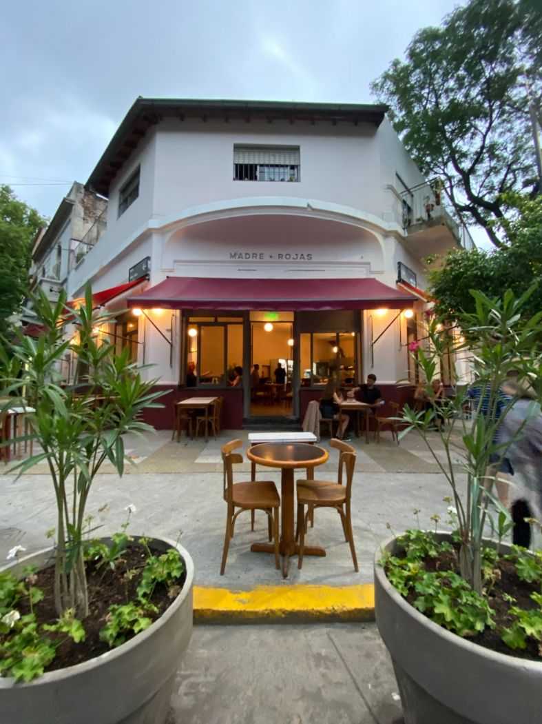 Madre Rojas, la esquina que reivindica la cantina porteña